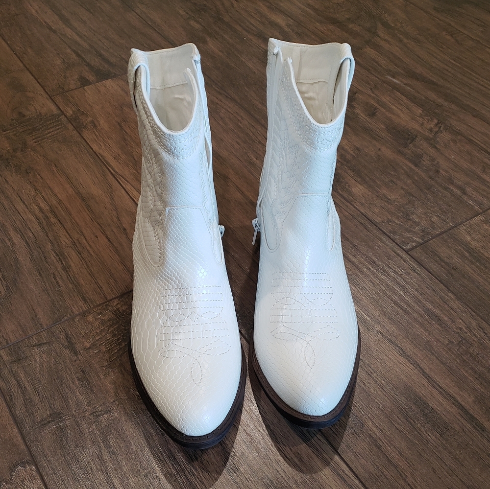 NWOT Coconuts by Matisse White Pistol Cowboy Boots Size 8 - Picture 2 of 5